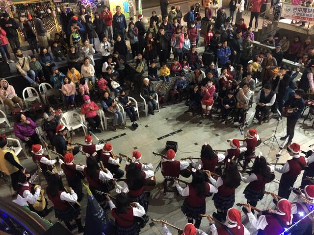 精彩表演吸引大批遊客觀賞