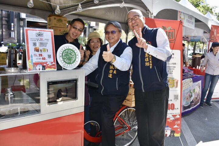 令狐副市长-右二-经发局长张峯源-左一-工策会总干事高禩翔-右一-行销台中伴手礼