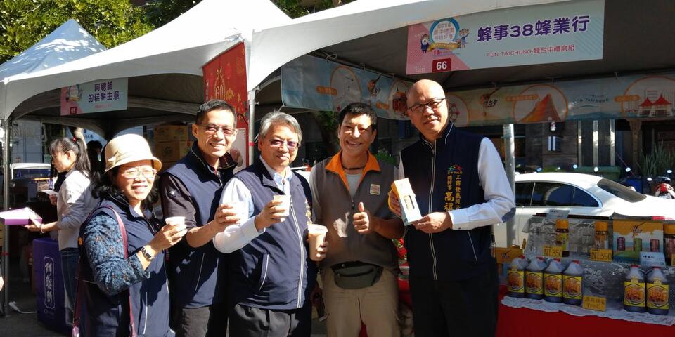令狐副市长-中-经发局长张峯源-左二-工策会总干事高禩翔-右一-共同行销台中伴手礼