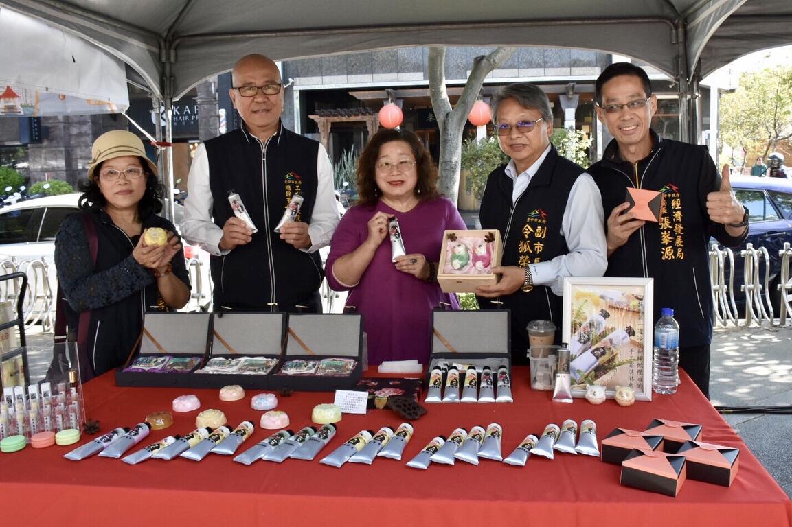 令狐副市长-右二-经发局长张峯源-右一-工策会总干事高禩翔-左二-出席台中十大伴手礼票选活动