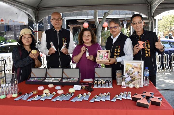 令狐副市长-右二-经发局长张峯源-右一-工策会总干事高禩翔-左二-出席台中十大伴手礼票选活动