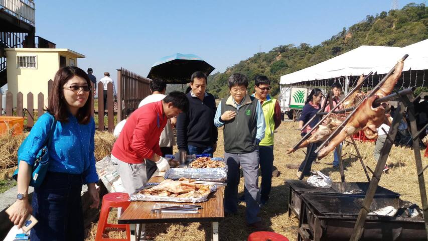 台中市政府农业局辅导外埔区农会今-14-明日在外埔区忘忧巴士举办-来一场露营吧-活动