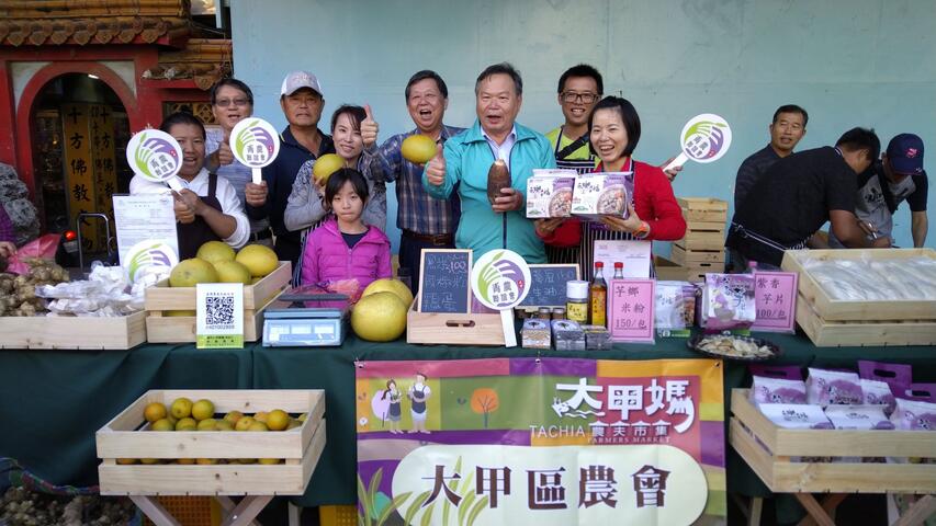 大甲区农会在镇澜宫前广场办理农夫市集行销当地农产品