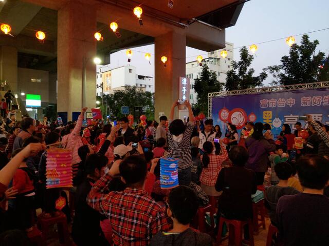 潭子火車站廣場點燈