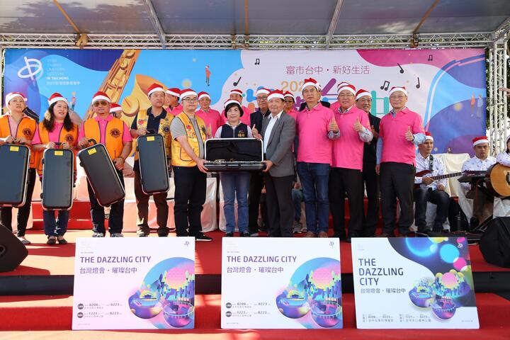 楊副市長捐贈6支薩克斯風給台中市立啟明學校