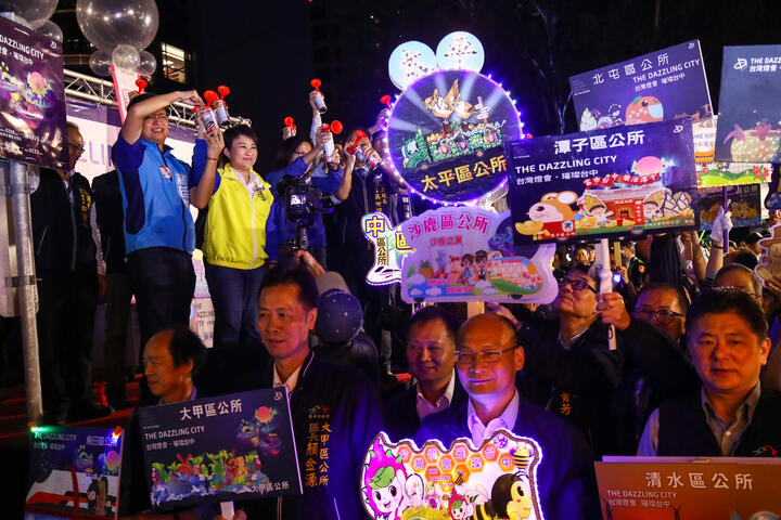 鳴笛啟動花燈車