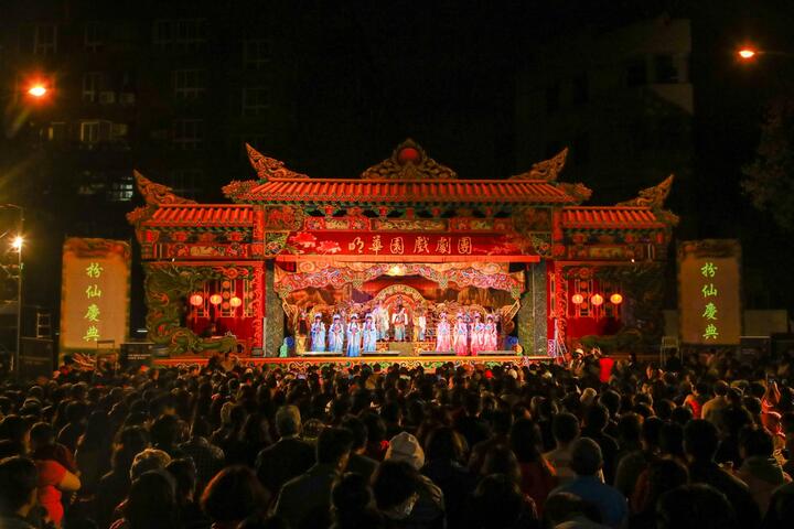 精采劇碼吸引約3500人齊聚西區信仰中心均安宮前廣場