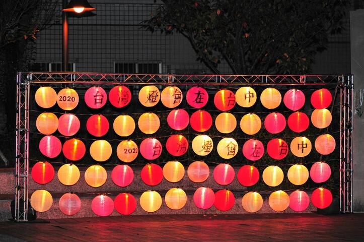 祈福燈籠牆-點亮台中文學館