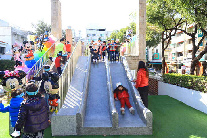 當地幼兒園搶先體驗山西公園遊樂設施