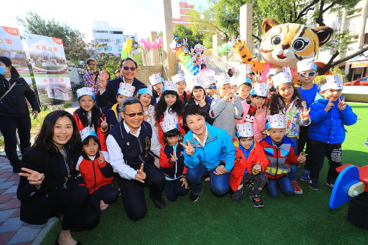 市长卢秀燕与小朋友合照