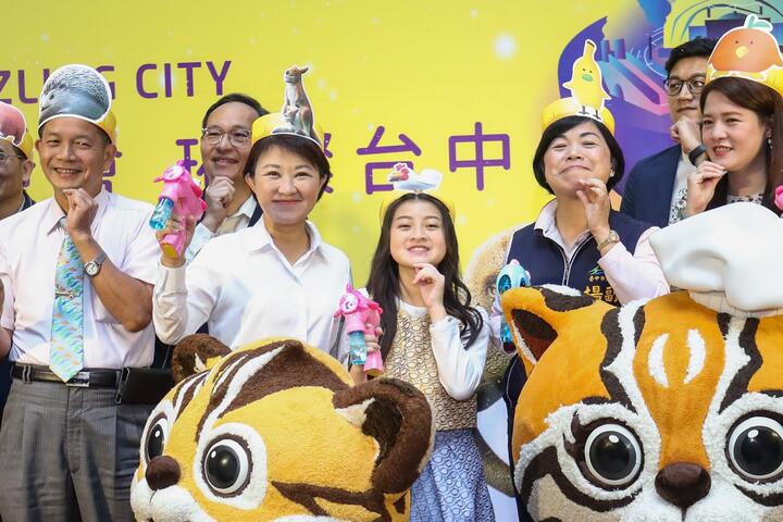 眾人一起擺出戽斗姿勢耍萌