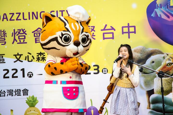 聲林之王超人氣選手-來自泰國的gail蓋兒為開幕式活潑獻唱-心花開