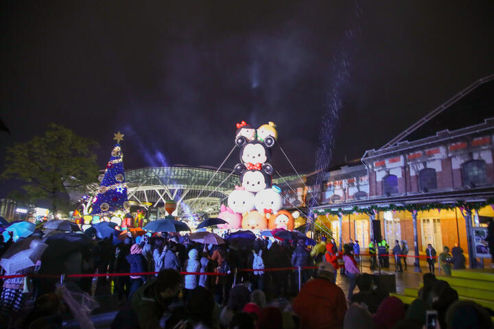 108年12月6日耶誕點燈儀式在車站前廣場舉行-下雨不減民眾熱情