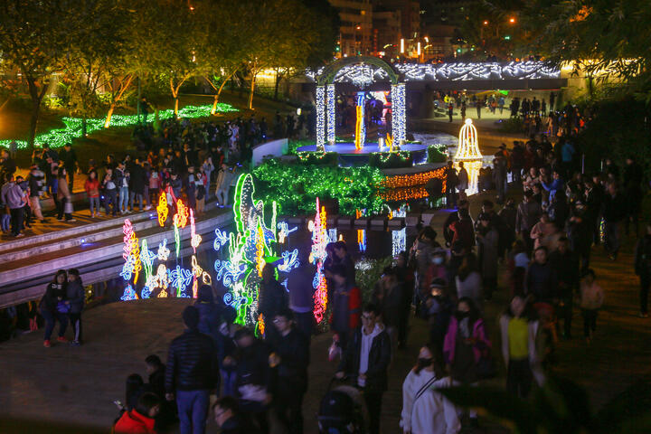 台中耶誕點燈首周末破五萬人潮湧入柳川參觀