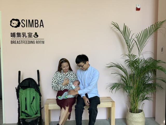 哺集乳室設有家屬休息區讓在外等候的家屬休息