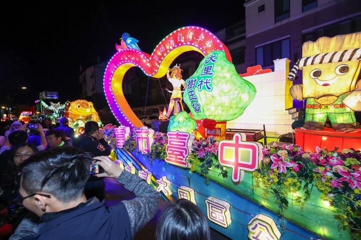 11區特色花燈車啟動遊行-點亮屯區