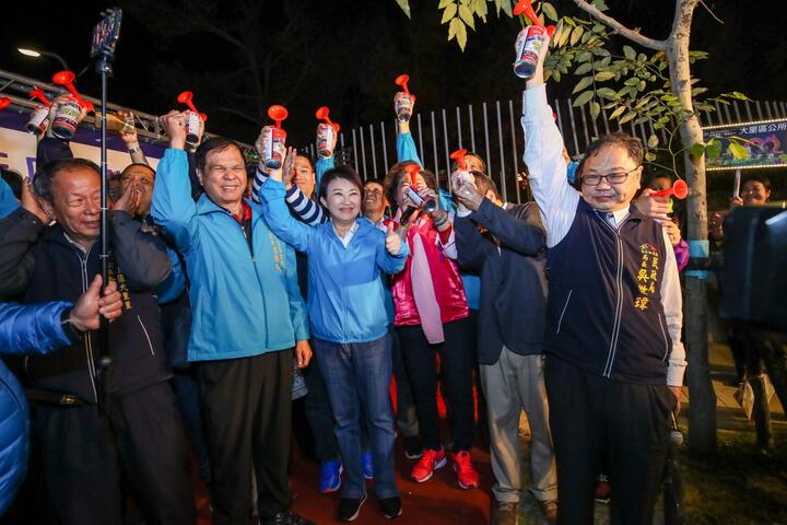 盧市長與11區區長共同鳴笛啟動遊行