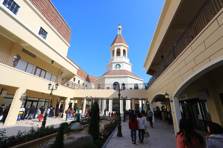 麗寶outlet二期星巴克鐘樓