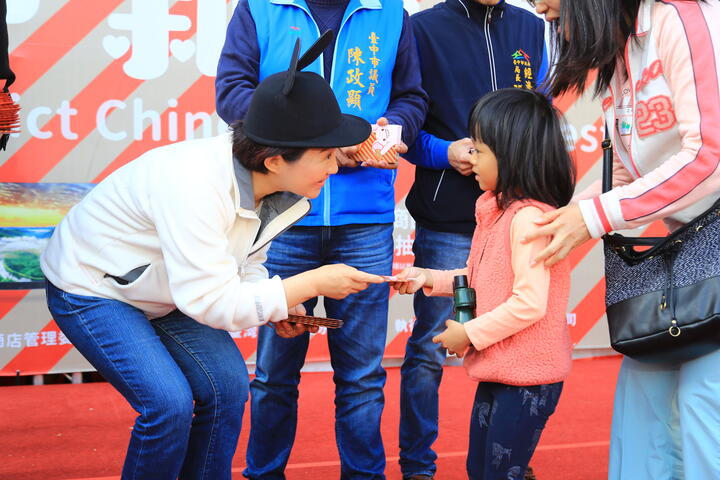 盧市長戴上可愛米老鼠帽發小紅包