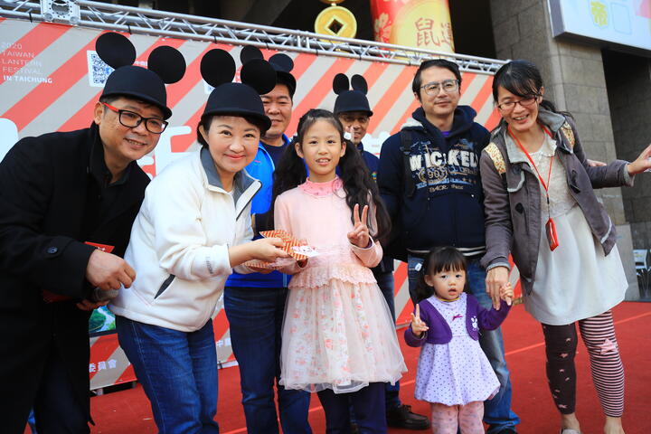 民眾與市長合照