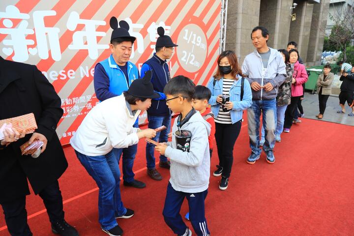 民眾排隊領小紅包