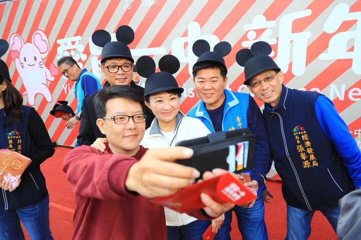 民眾拿起手機與盧市長自拍