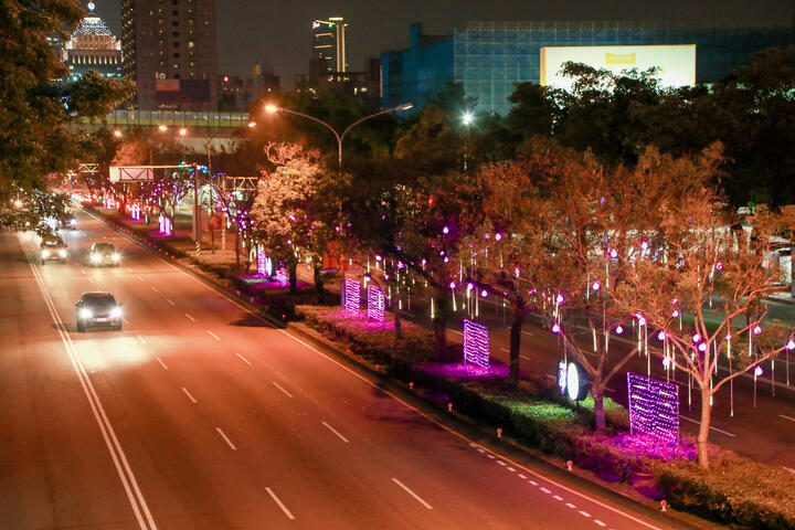 中市府携手大台中建筑师公会将台湾大道变身紫金光河