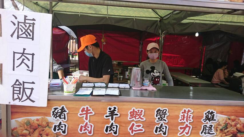 副展區的工作人員-志工及攤商業者也一併配戴口罩