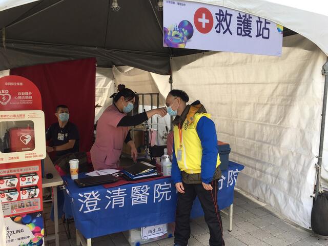 副展區服務站備有額溫槍-可為有身體不適症狀的民眾檢測體溫