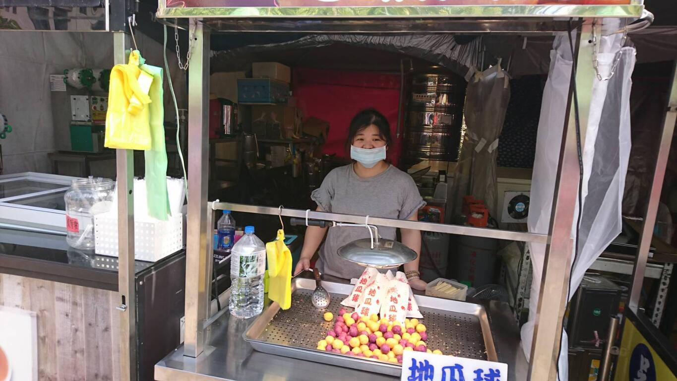 台中各大商圈的店家除要求員工戴上口罩-也應注意其身體狀況