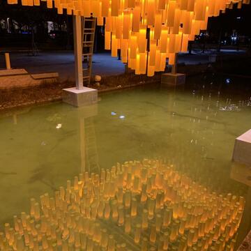 橘紅色燈光座落地面水池