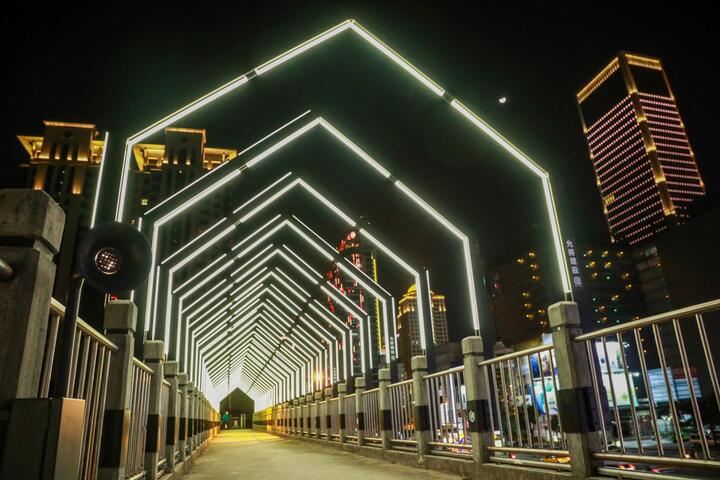 惠中陸橋夜景-台中市都發局提供