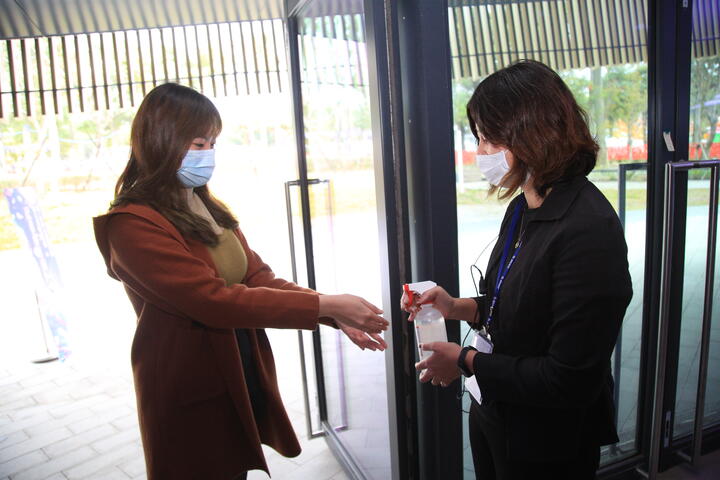 將派員於入口處為民眾以酒精乾洗手消毒