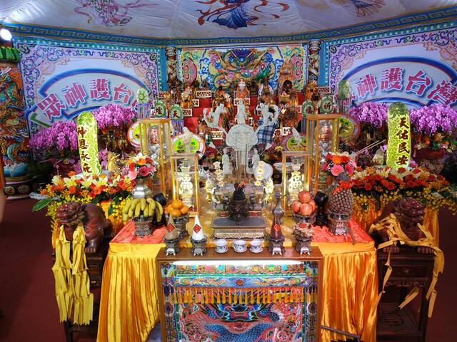 媽祖燈區-除有許多有名的宮廟參與外-更有神尊前來駐駕