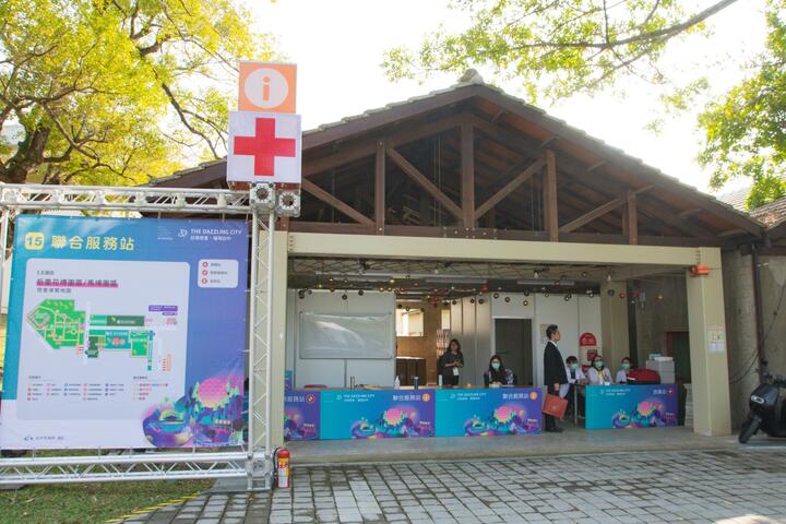 燈會期間遊客若有不適-工作人員會先帶至救護站進行初步處理