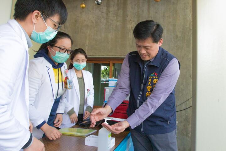 衛生局長曾梓展強調-燈會防疫四口訣-內外洗報-密閉空間戴口罩-戶外口罩非必要-勤洗手多防護-有異狀速通報