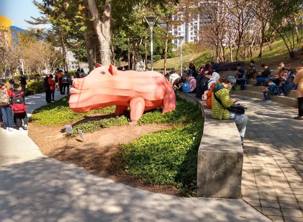 文心森林公園裡聚集許多來捕捉寶可夢的訓練家