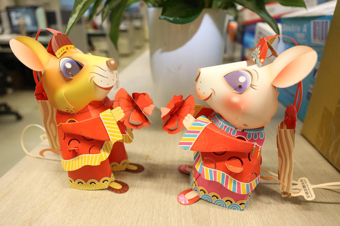 小提燈以-鼠新郎-鼠新娘-為主題-造型逗趣可愛-歡迎民眾遊燈會-賞花燈-提鼠年小提燈-熱熱鬧鬧度元宵