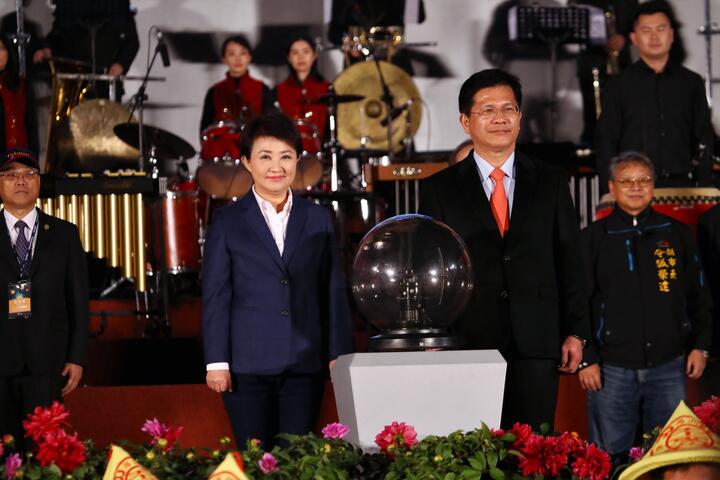 今晚市長盧秀燕與交通部長林佳龍一起為主展區主燈-森生守護-光之樹-試燈