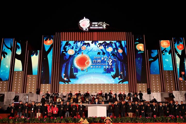 今日由林部長及盧市長代表頒獎致贈感謝狀給贊助燈會的民間單位