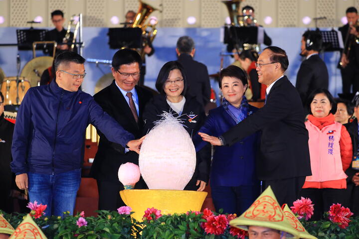 总统蔡英文-立法院副院长蔡其昌-交通部长林佳龙-台中市长卢秀燕-与观光局长周永晖等人今晚一起为台湾灯会开幕点灯