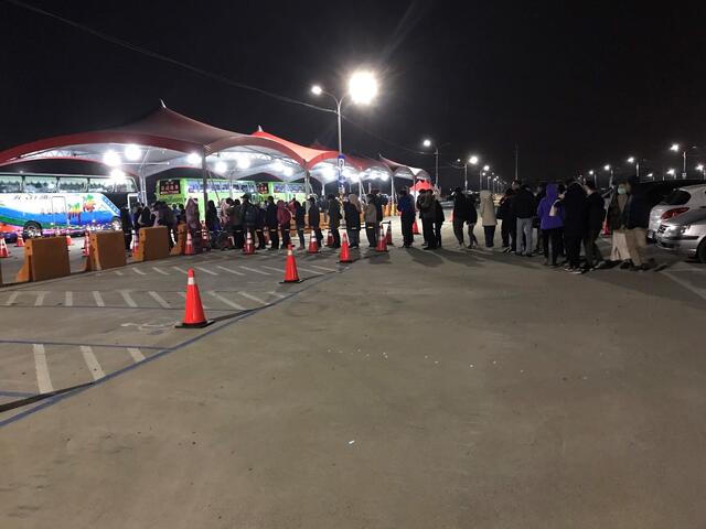 接驳站晚间排队搭车民众