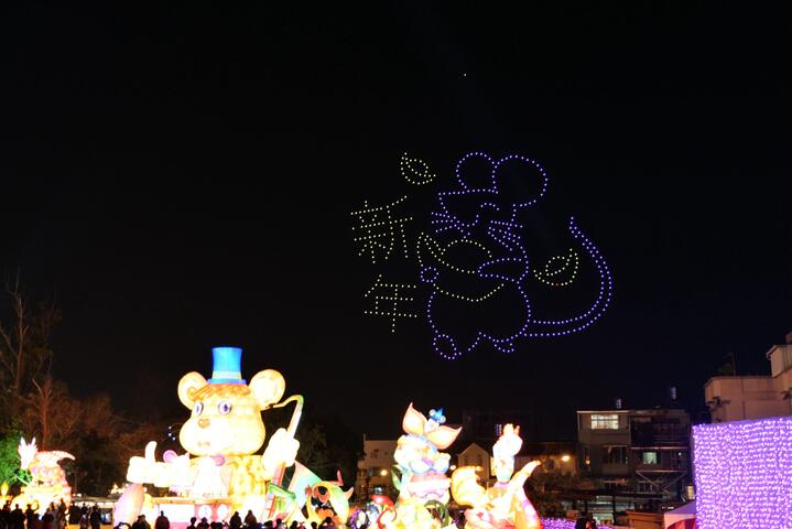 500台无人机同时在夜空中变化为各种精彩图案