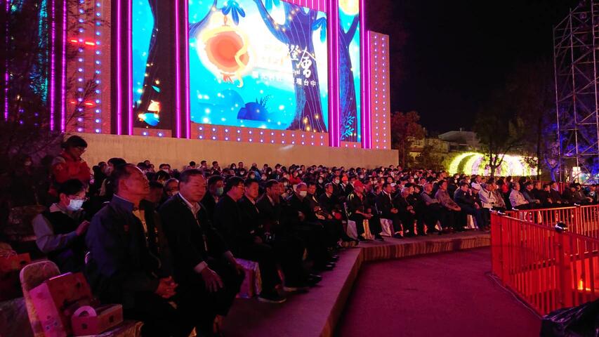 台中市政府农业局邀请行政院农业委员会-各区农渔会等250人-一起欣赏主灯秀及花灯展示