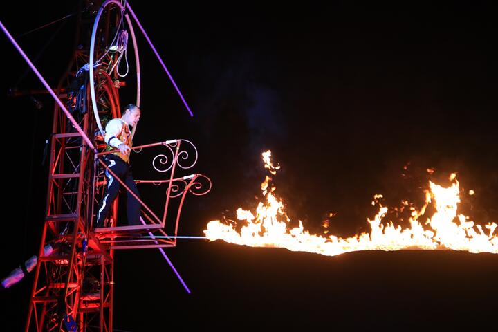 马场高空特技表演1