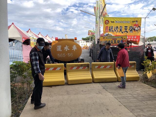 台糖公司於12日将美食区出入口以纽泽西护栏进行查封