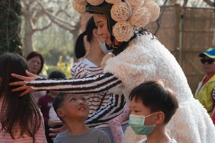 宝岛炫光巡逻队与民众互动