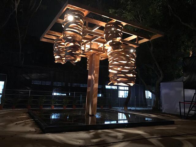 纍纍樹光聳立在黑卵石的水盤中-呈現層層疊疊的倒影