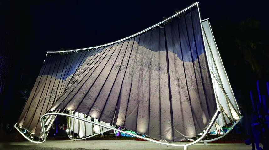 15米高的觀山入林呈現出出兩片山巒疊嶂的景觀