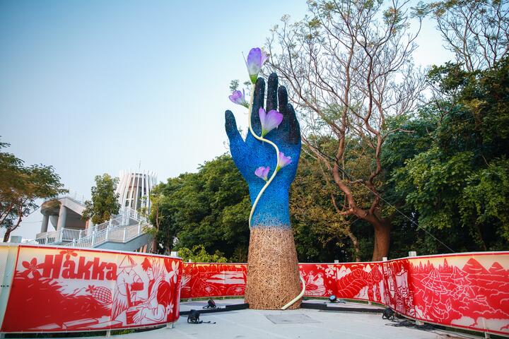 漫遊客家庄燈區主燈為-手護客家